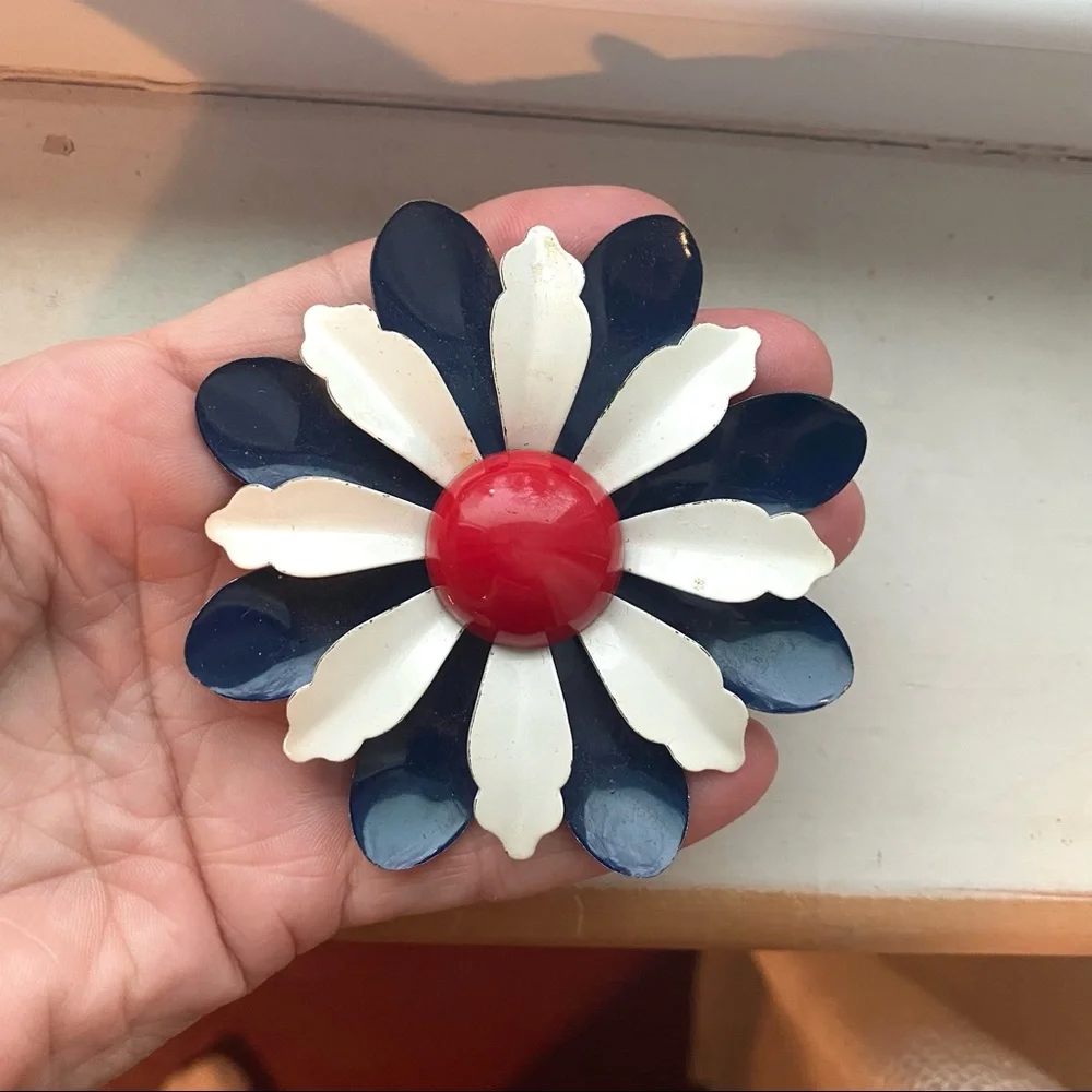 Vintage Americana floral pin - Picture 2 of 8